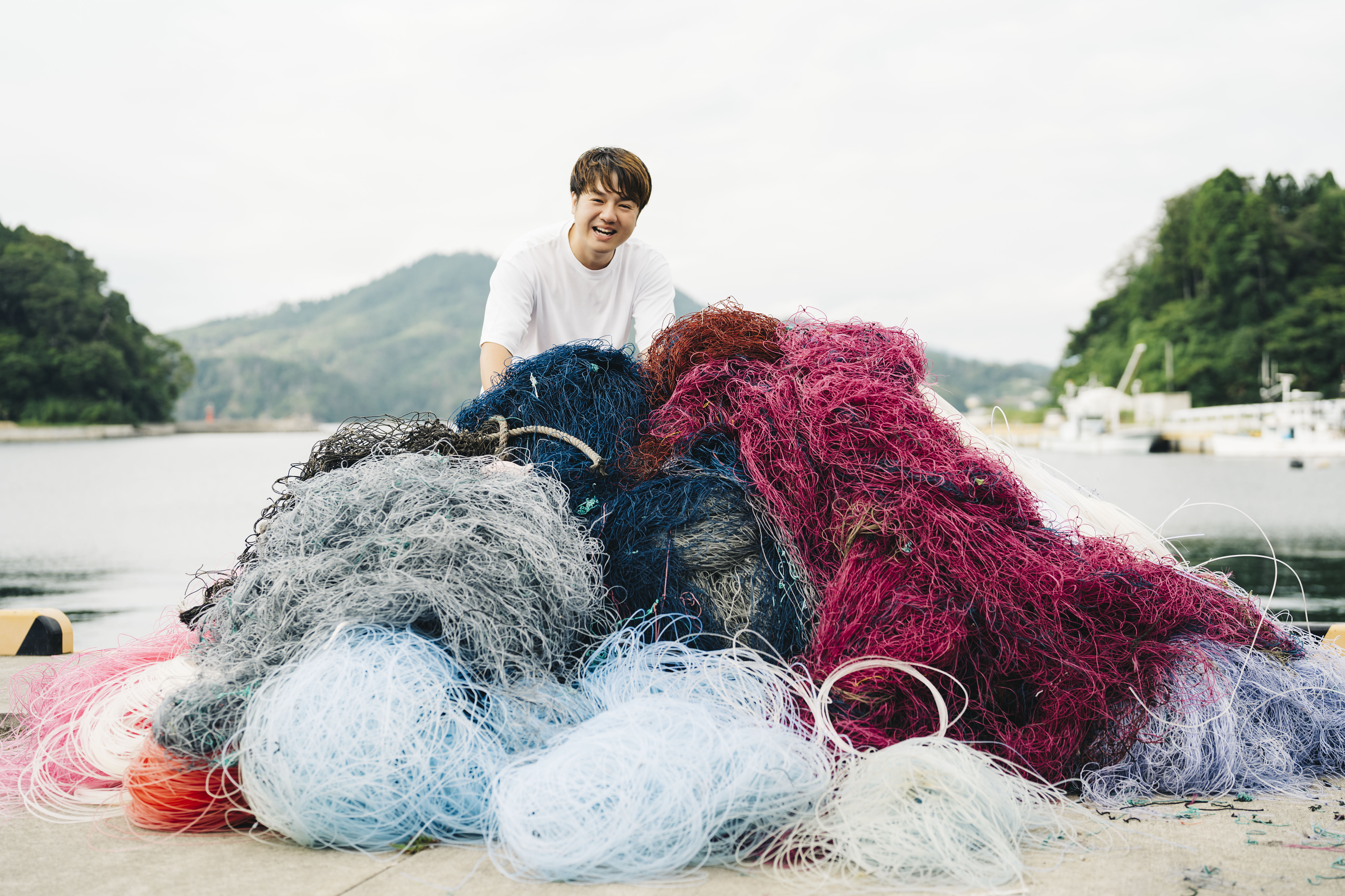 amu、廃漁網リサイクル生地「amuca® Fabric」を発表──トレーサブルな